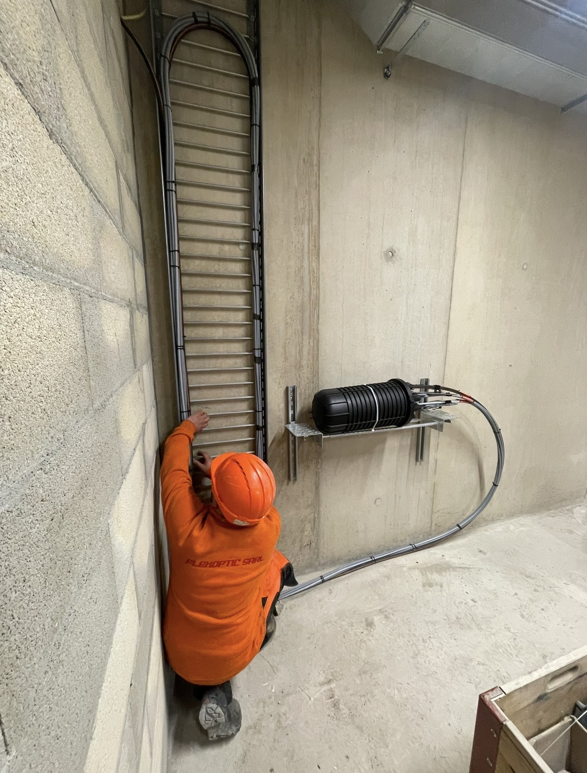 Technicien FlexOptic intervenant sur un manchon fibre optique