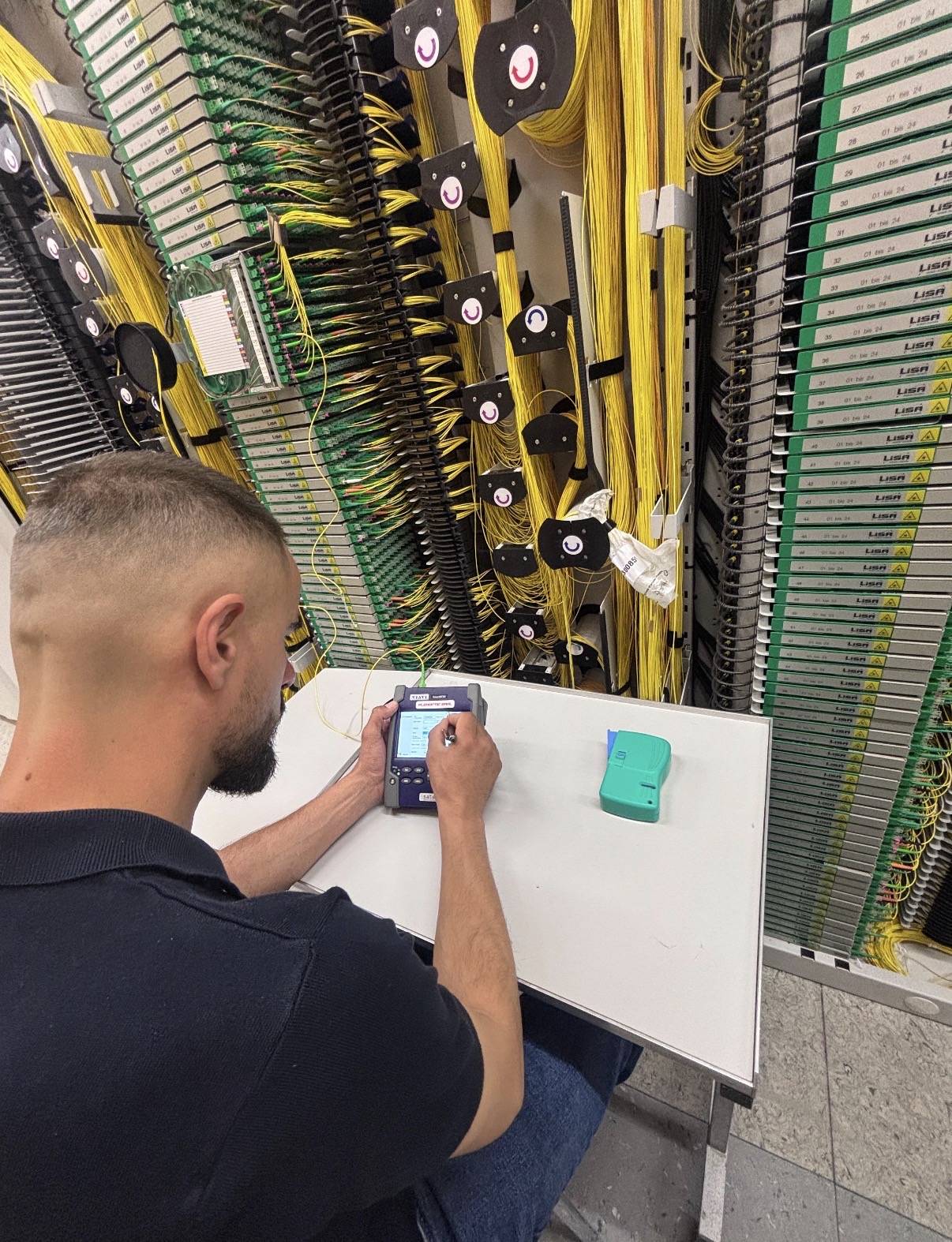 Technicien FlexOptic réalisant des mesures OTDR sur un réseau fibre optique