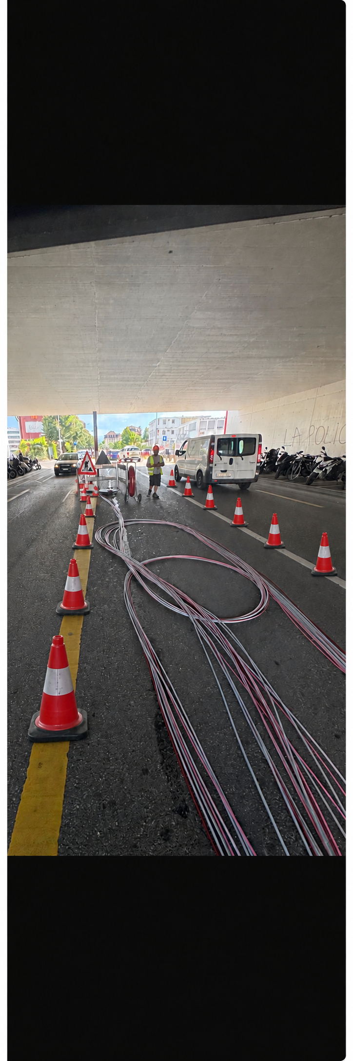 Tirage de câble sécurisé par des cônes le long de la ligne jaune